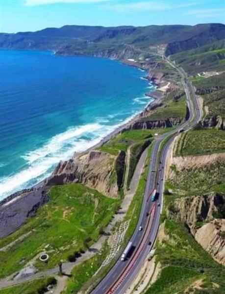 Carretera costera junto al mar azul y los acantilados de Ensenada