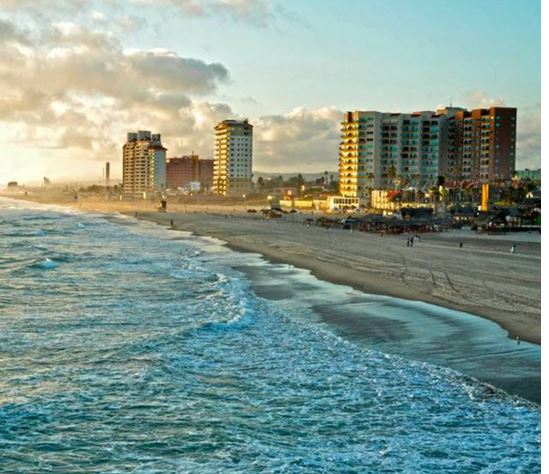 Playa de Rosarito con olas y edificios frente al mar
