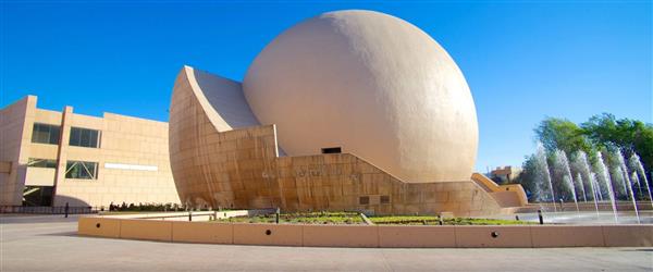 Centro Cultural Tijuana, con su edificio esférico y fuentes bajo el cielo azul