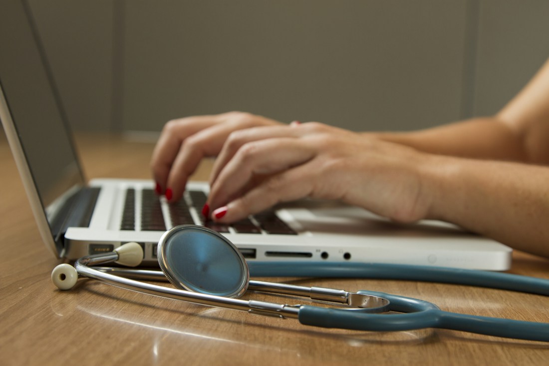 Profesional de salud conversando con paciente